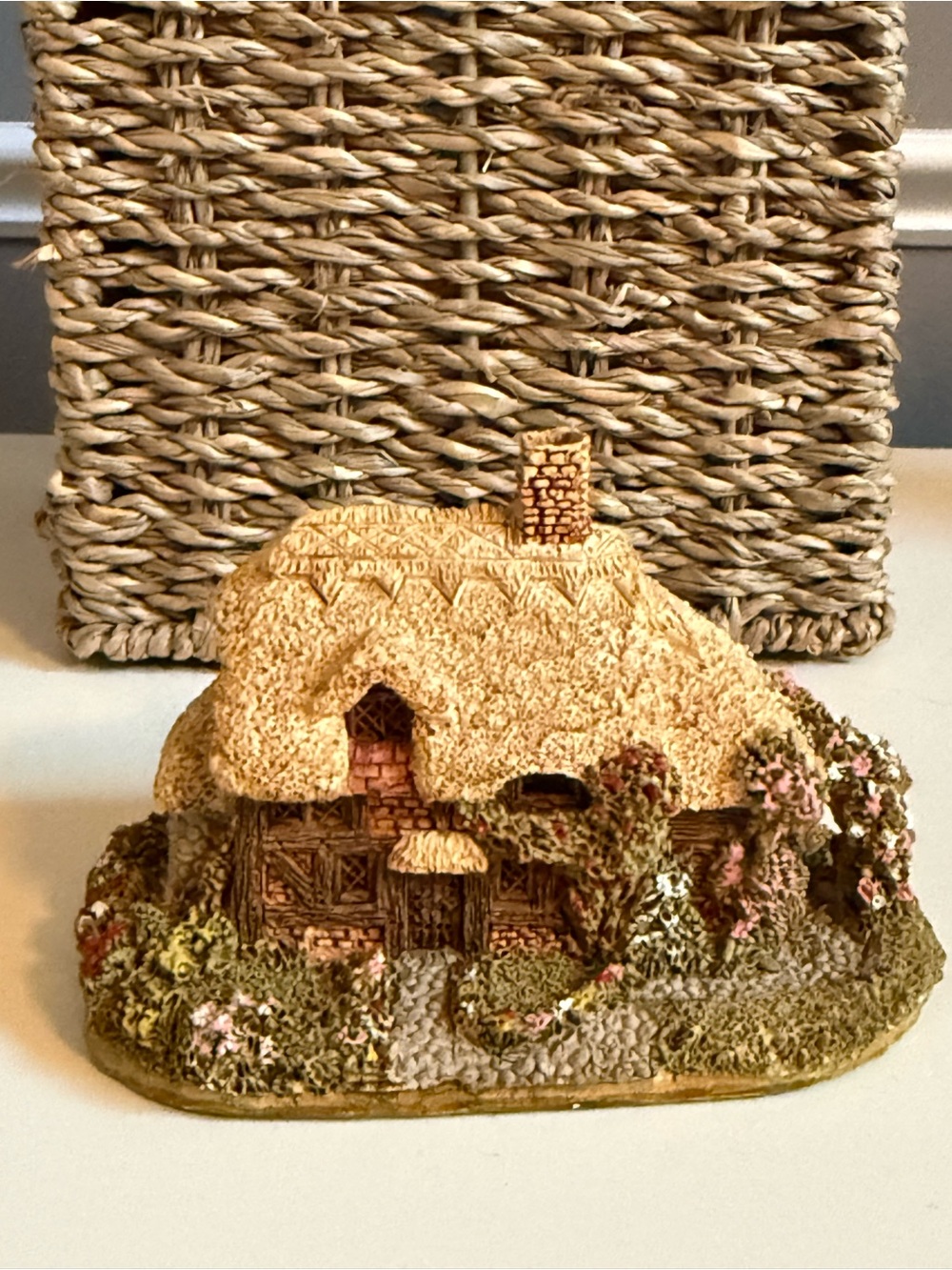 Lilliput Lane Spring Bank Cottage Figurine Hand Painted Miniature Masterpieces - Picture 4 of 5